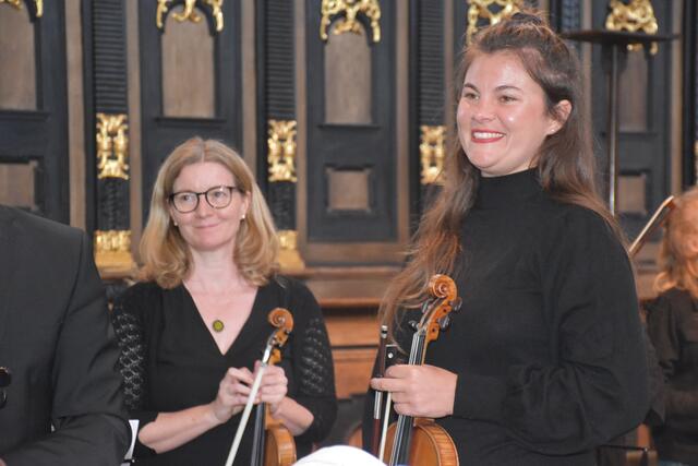 Stiftskirche Waldhausen: Alles Gute Anton Bruckner! Sängerinnen und Sänger, Musikerinnen und Musiker, Organistinnen, Grein Brass, Greinissimo, Kirchenchor Waldhausen, Coro Danubio bejubelt!  | Foto: Robert Zinterhof