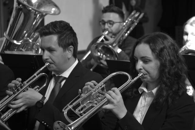Stiftskirche Waldhausen: Alles Gute Anton Bruckner! Sängerinnen und Sänger, Musikerinnen und Musiker, Organistinnen, Grein Brass, Greinissimo, Kirchenchor Waldhausen, Coro Danubio bejubelt!  | Foto: Robert Zinterhof
