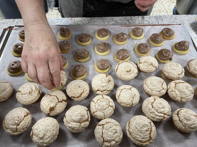 Fast sind sie fertig die Kokoskuppeln. | Foto: Koidl