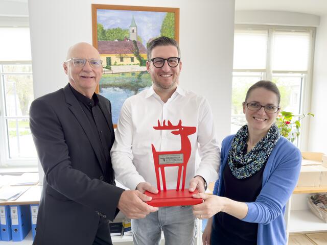 Gemeinde Bad Fischau Brunn: vlnr: Prof. Harald Knabl (GF Kulturvernetzung Niederösterreich GmbH), Bürgermeister Stefan Zimper, Bettina Windbüchler, PhD, MBA (Viertelsmanagerin Industrieviertel Kulturvernetzung Niederösterreich GmbH)  | Foto: Tina Jedlicka