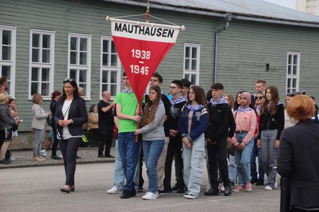 Traditionell bilden Schüler der MS Mauthausen die Spitze beim Einzug auf den Appellplatz. | Foto: Eckhart Herbe