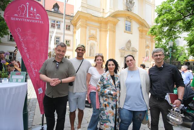 Auch Bezirksvorsteherin Saya Ahmad (SPÖ, 3.v.r.) war bei dem Fest anwesend. Auch auf dem Bild: Rubin Okotie, Obmann der IG Servitenviertel (2.v.l.)
 | Foto: Roland Ferrigato