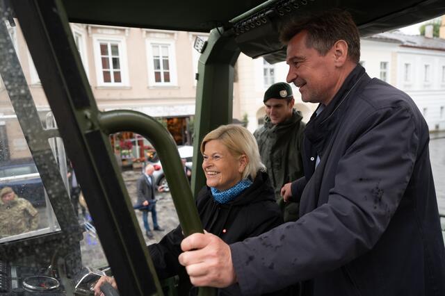 Verteidigungsministerin Klaudia Tanner mit Waidhofens Bürgermeister Werner Krammer. | Foto: HBF/Gunther Pusch