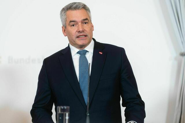Nachdem Bundeskanzler Karl Nehammer (ÖVP) angekündigt hatte, die Zahl von Asylberechtigten, die im Rahmen der Familienzusammenführung nach Österreich kommen, durch verschärfte Kontrollen und DNA-Test eindämmen zu wollen, zeigte sich der grüne Koalitionspartner davon wenig begeistert. | Foto: BKA