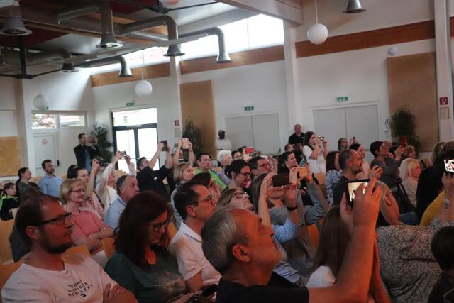 Der Auftritt der Streicherkids  wurde  von Eltern und Großeltern in Bild und Ton festgehalten.  | Foto: Edith Ertl