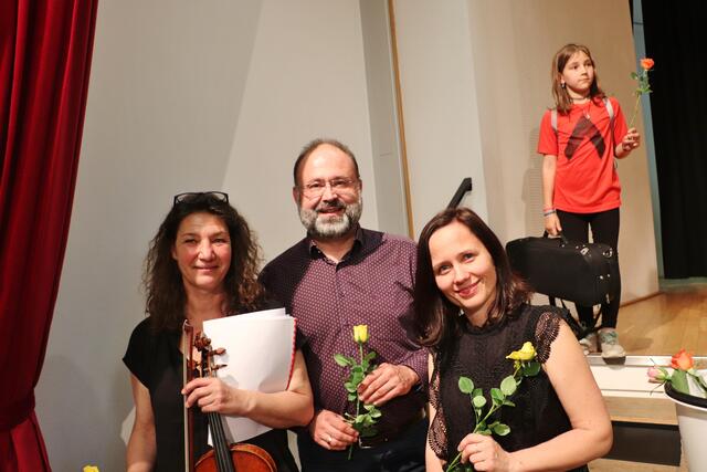 Musikschuldirektor Willi Berghold mit den Musikpädagogen Edith Zimmermann (li) und Maria Gfrerer. | Foto: Edith Ertl
