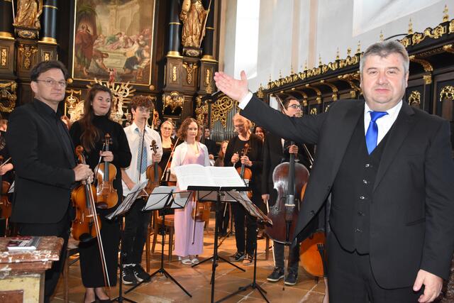 Stiftskirche Waldhausen: Alles Gute Anton Bruckner! Sängerinnen und Sänger, Musikerinnen und Musiker, Organistinnen, Grein Brass, Greinissimo, Kirchenchor Waldhausen, Coro Danubio bejubelt! Wolfgang Rosenthaler, recvhts, Gesamtleitung. | Foto: Robert Zinterhof