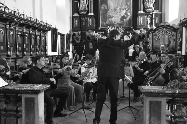 Stiftskirche Waldhausen: Alles Gute Anton Bruckner! Sängerinnen und Sänger, Musikerinnen und Musiker, Organistinnen, Grein Brass, Greinissimo, Kirchenchor Waldhausen, Coro Danubio bejubelt!  | Foto: Robert Zinterhof