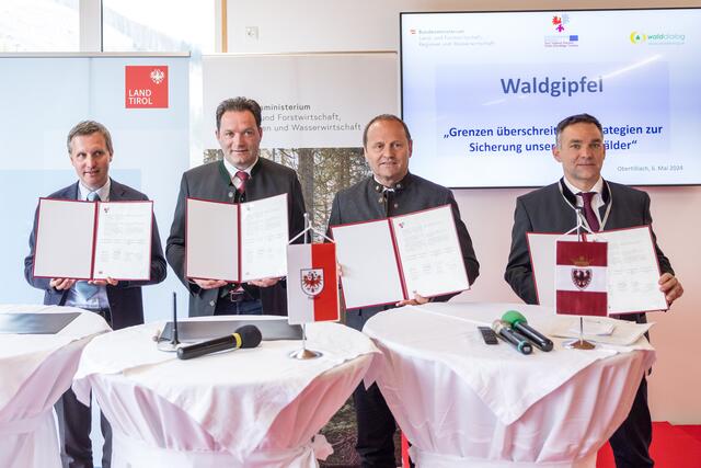V. l.: LR Luis Walcher (Südtirol), Bundeminister Norbert Totschnig, LHStv Josef Geisler und Oberst Giovanni Giovannini (Leiter des Forstdienstes der Autonomen Provinz Trient). | Foto: © Land Tirol/Groder