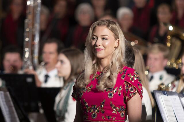 Sängerin Veronika Riedl trat als Solistin beim Konzert der Militärmusik OÖ in der Welser Herzjesu-Kirche auf. | Foto: Bundesheer/Klaus Unterbuchberger