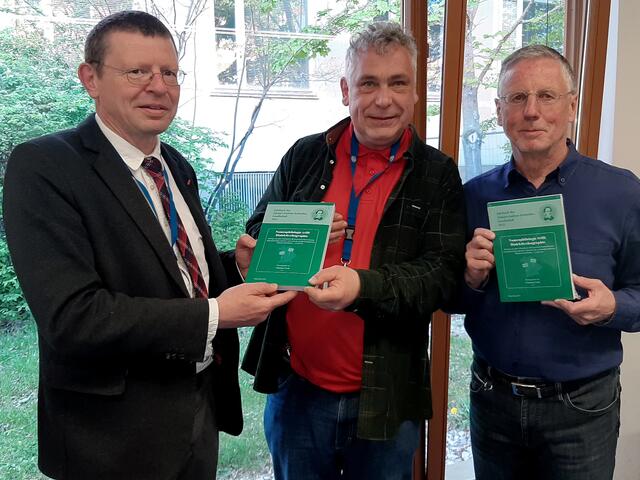 "Personennamen in Ortsnamen" hieß die hochkarätige Tagung des Arbeitskreises für Bayerisch-Österreichische Namenforschung (ABÖN) in Erlangen.  Im Rahmen der Tagung wurde das Jahrbuch der Johann Andreas Schmeller Gesellschaft präsentiert und auch an Karl Hohensinner überreicht, der mit einem Beitrag in diesem Buch vertreten ist. Von links: Christian Ferstl, Vorsitzender der Johann 
Andreas Schmeller Siftung, Karl Hohensinner, Rüdiger Harnisch | Foto: Robert Zinterhof