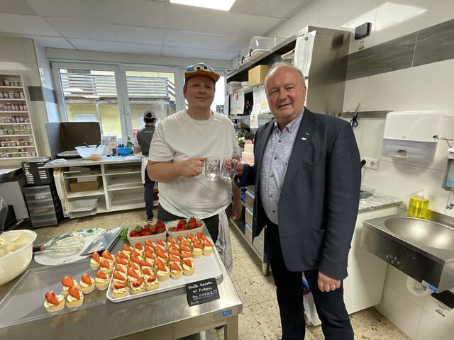 Auch Langenwangs Bürgermeister Rudolf Hofbauer kam in der Backstube vorbei, um zum Geburtstag zu gratulieren.  | Foto: Koidl