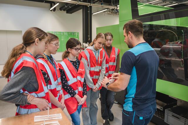 Lehrlingsausbilder Klaus Pröschl prüft die Werkstücke, die die Mädchen in der Kunststoffwerkstatt
selbst erstellt haben. | Foto: Greiner AG/Michaela Kraus