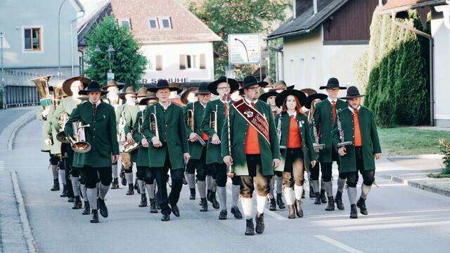 Am Sonntag marschierten mehr als 30 Musikerinnen und Musiker durch Mooskirchen. | Foto: Wutte