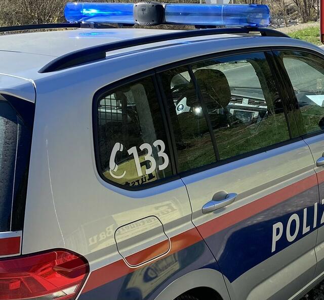 Die junge Frau wurde dabei unbestimmten Grades verletzt (Symbolfoto) | Foto: MeinBezirk.at