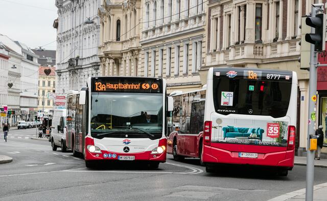 Die Buslinie 13A musste wegen eines Ampelausfalls und einem fremden Verkehrsunfall länger auf sich warten lassen. (Archiv) | Foto: Wiener Linien