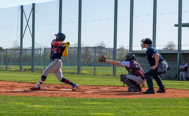 Duell zwischen Pitcher (Werfer) auf der einen Seite, Batter (Schläger) und Catcher (Fänger). | Foto: Hallein Braves