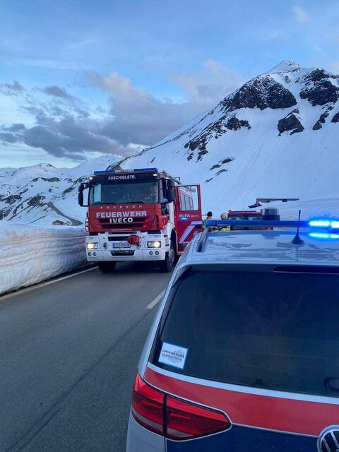Ein Motorradfahrer und ein Rennradfahrer sind Sonntagabend kurz vor der Fuscher Lacke in Richtung Heiligenblut frontal kollidiert. | Foto: FF Fusch