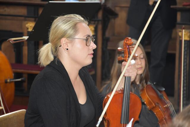 Stiftskirche Waldhausen: Alles Gute Anton Bruckner! Sängerinnen und Sänger, Musikerinnen und Musiker, Organistinnen, Grein Brass, Greinissimo, Kirchenchor Waldhausen, Coro Danubio bejubelt!  | Foto: Robert Zinterhof