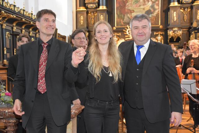 Stiftskirche Waldhausen: Alles Gute Anton Bruckner! Sängerinnen und Sänger, Musikerinnen und Musiker, Organistinnen, Grein Brass, Greinissimo, Kirchenchor Waldhausen, Coro Danubio bejubelt!  | Foto: Robert Zinterhof
