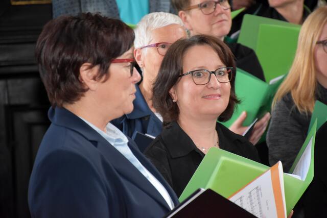 Stiftskirche Waldhausen: Alles Gute Anton Bruckner! Sängerinnen und Sänger, Musikerinnen und Musiker, Organistinnen, Grein Brass, Greinissimo, Kirchenchor Waldhausen, Coro Danubio bejubelt!  | Foto: Robert Zinterhof