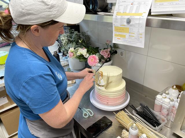 Auch beim Verzieren von Motivtorten konnten Gäste beim Tag der offenen Backstubentür zusehen.  | Foto: Koidl