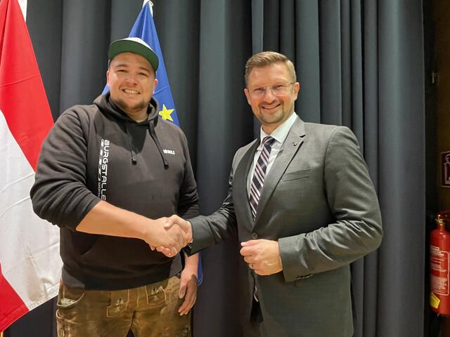 Christian Mühleder von der Maibaum-Crew und Eferdings Bürgermeister Christian Penn. | Foto: BRS