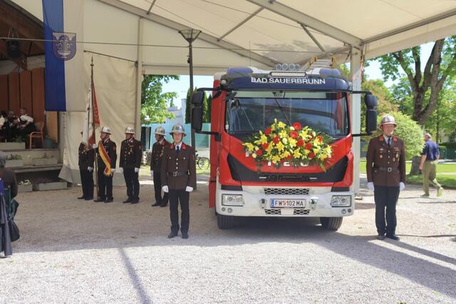 Die Freiwillige Feuerwehr Bad Sauerbrunn feierte am vergangenen Samstag  10 Uhr im Rahmen des Gottesdienstes im Kurpark Bad Sauerbrunn ihr 140jähriges Jubiläum. Im Anschluss an die Hl. Messe wurde ein neues Löschfahrzeug gesegnet. | Foto: Alejandra Ortiz