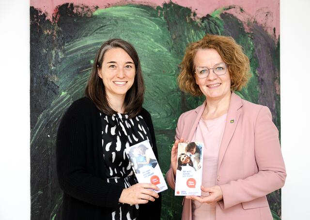 Nicole Traxler (Alles Clara App) und Sozial-Landesrätin Christiane Teschl-Hofmeister | Foto: NLK Pfeffer