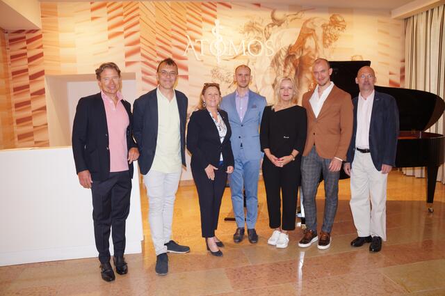 Vizebgm. Maresi Eder, Stadtplanungs-StR Johannes Edtmayer und GR Christian Schwarz mit Erwin Krause (li.),  Atomos Geschäftsführer Florian Valach, Angela Valach und Christoph Valach (4.-2.v.re.) bei der Besichtigung der Atomos Klinik Währing.