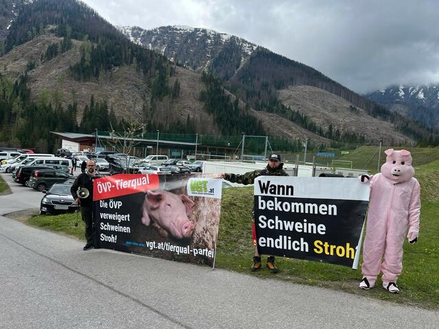 VGT-AktivistInnen aus Kärnten und Osttirol protestierten bei einer Pressekonferenz von Minister Norbert Totschnig in Obertilliach. | Foto: VGT.at