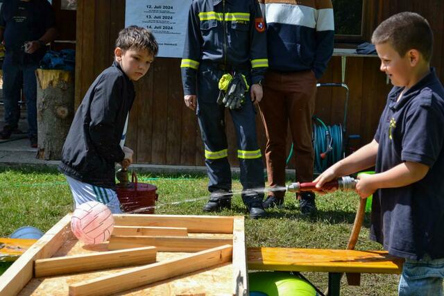 Die gemeinsamen Übungen und die Wasserschlacht machten richtig Spaß. | Foto: Freiwillige Feuerwehr Steinbach