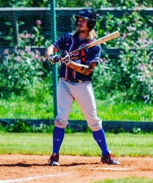 Der Batter führt den Schläger. | Foto: Hallein Braves