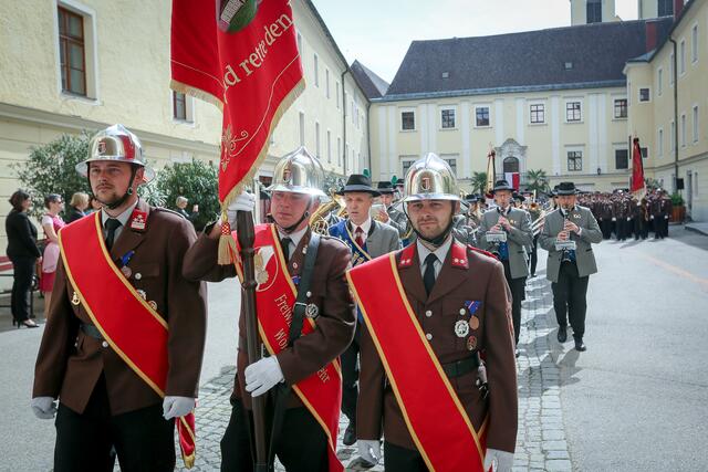 Aufgeteilt in drei Marschblöcke und begleitet von der Marktmusikkapelle Lambach-Edt, fanden sich 561 Feuerwehrmitglieder, im Innenhof des Stiftes Lambach ein. | Foto: Deutsch