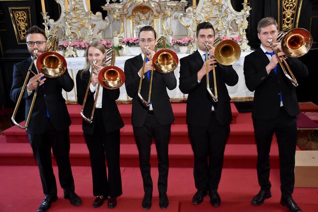 Stiftskirche Waldhausen: Alles Gute Anton Bruckner! Sängerinnen und Sänger, Musikerinnen und Musiker, Organistinnen, Grein Brass, Greinissimo, Kirchenchor Waldhausen, Coro Danubio bejubelt!  | Foto: Robert Zinterhof