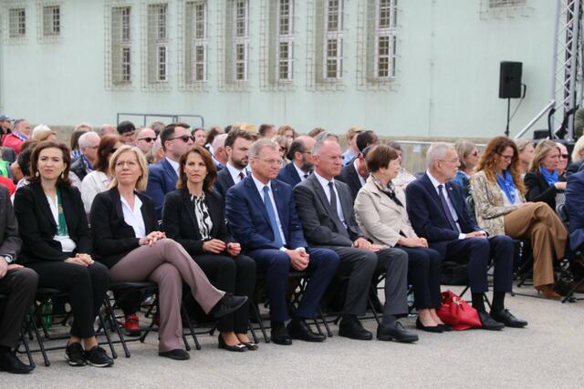 Bundespräsident Van der Bellen, mehrere Minister und LH Thomas Stelzer bildeten die Spitze des offiziellen Österreichs. | Foto: Eckhart Herbe
