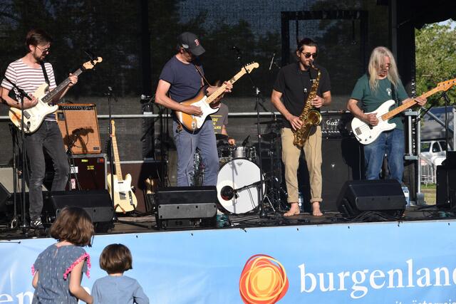 "Chri &amp; his Soulmates" heizten mit viel Blues in Breitenbrunn ein.  | Foto: Stefan Schneider