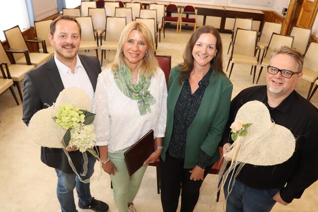 Das Standesamt-Team Neunkirchen mit Martin Hofer, Birgit Prinz, Daniela Hammerl und Klaus Samwald freut sich über jede Eheschließung. | Foto: Stadtgemeinde Neunkirchen