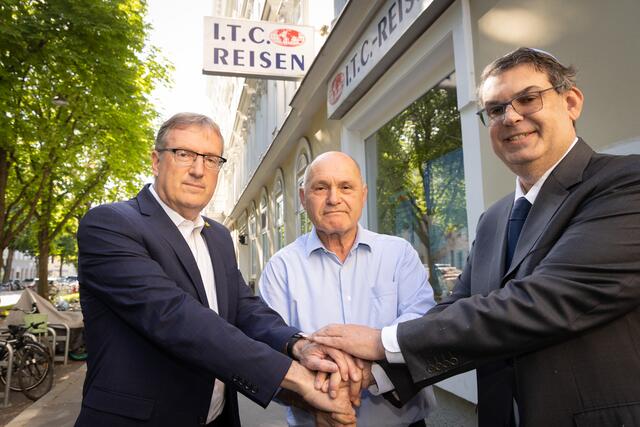 Botschafter David Roet, Nationalratspräsident Wolfgang Sobotka (ÖVP) und IKG-Präsident Oskar Deutsch entfernten gemeinsam die antisemitischen Parolen auf einer Hausfassade in der Leopoldstadt. | Foto: Parlamentsdirektion/Ulrike Wieser