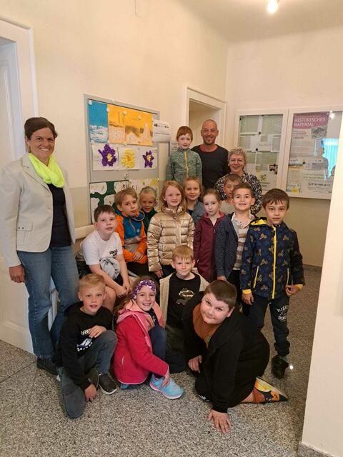 Biologin Franziska Denner, die Schülerinnen und Schüler der VS Niederleis; Bürgermeister Klaus Mantler. Fotografin: Evi Plöckl (Lehrerin der 1.+2. Klasse VS Niederleis) | Foto: Evi Plöckl