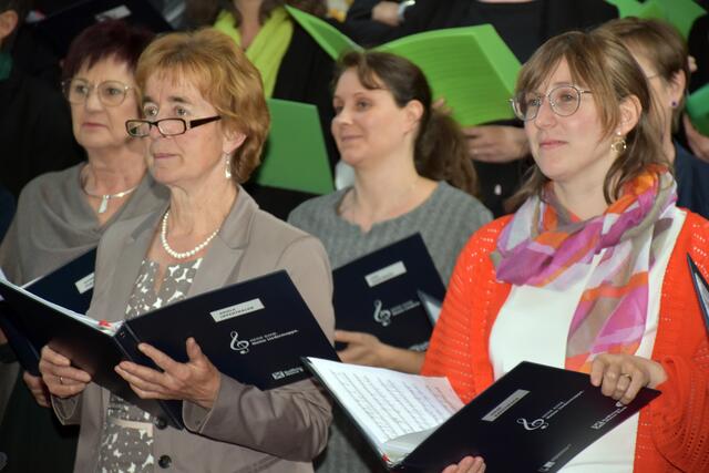 Stiftskirche Waldhausen: Alles Gute Anton Bruckner! Sängerinnen und Sänger, Musikerinnen und Musiker, Organistinnen, Grein Brass, Greinissimo, Kirchenchor Waldhausen, Coro Danubio bejubelt!  | Foto: Robert Zinterhof