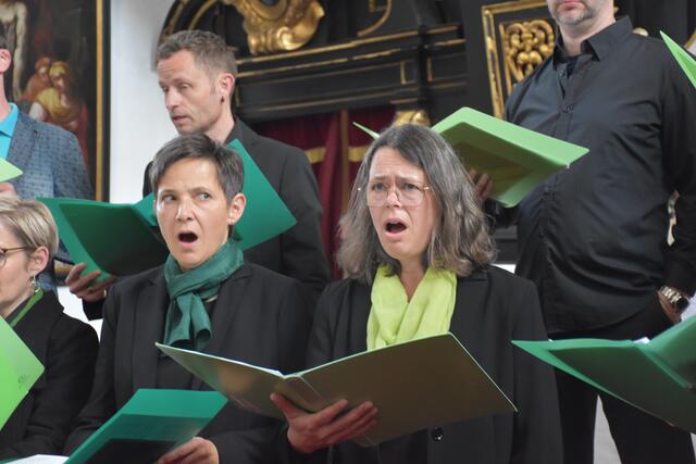 Stiftskirche Waldhausen: Alles Gute Anton Bruckner! Sängerinnen und Sänger, Musikerinnen und Musiker, Organistinnen, Grein Brass, Greinissimo, Kirchenchor Waldhausen, Coro Danubio bejubelt!  | Foto: Robert Zinterhof