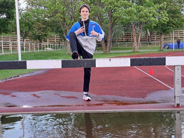 Jan Baumegger läuft neuen U18 Landesrekord über die 2.000 Meter Hindernis.  | Foto: Meixner