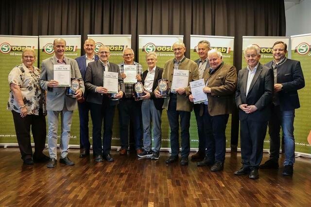 Landesobmann Josef Pühringer (2.v.re.) zeichnete die erfolgreichen Ortsgruppen aus. | Foto: Seniorenbund OÖ