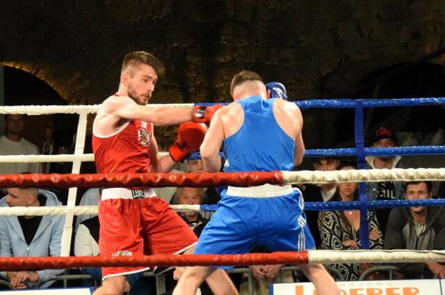 Esad Avdic (rot) siegte im letzten Kampf des Abends gegen Arber El Shaim. | Foto: Schwaighofer