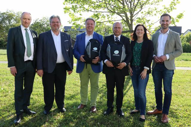 Bezirkshauptmann Manfred Hageneder, Vzbgm. Harald Kronsteiner, Bgm. a.D. Mario Mühlböck, Bgm. Christian Kolarik, Geschäftsstellenleiterin Christine Rehberger, Bgm. Walter Lazelsberger
 | Foto: BAV Linz-Land