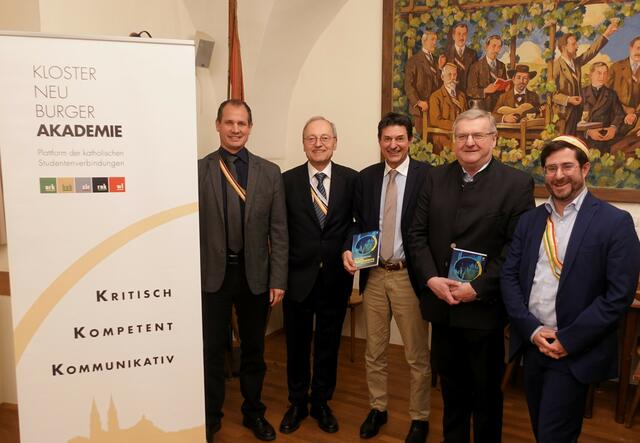 Christian Rohringer (Obmann der Klosterneuburger Akademie), Herbert Maier (Vorsitzender des EKV-Zirkels), Peter Brezinschek (Vortragender), Peter Neuhofer (Aufsichtsratsvorsitzender der Raiffeisenbank Klosterneuburg) und Richard Jasenek (Philistersenior Welfia) | Foto: zVg