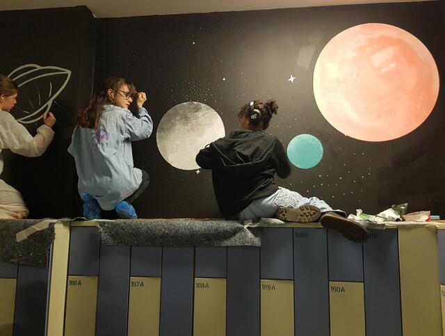 Die Schülerinnen und Schüler der Klasse 7a/b malten den Sternenhimmel in ihre Schule.  | Foto: BRG6 Marchettigasse