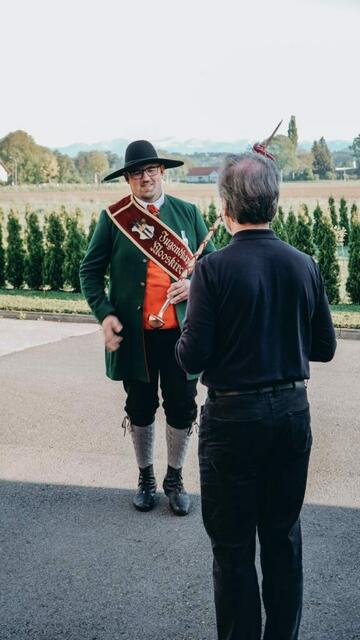 Mario Oswald erstattete bei Bgm. Engelbert Huber Meldung. | Foto: Wutte
