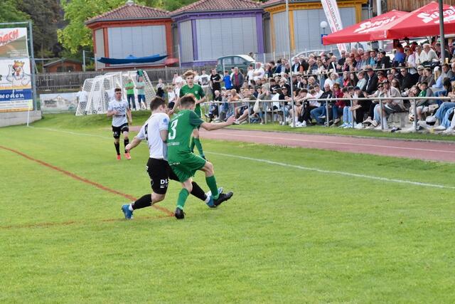 Bad Gams und Groß St. Florian schenkten sich in einem heißen Derby vor 400 Zusehern nichts – für beide geht's noch gegen den Abstieg. | Foto: Simon Michl